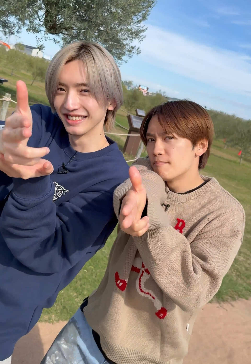 天気が良すぎて、外でネバロマ踊っちゃいました👦🏻🩷💙 #NeverRomantic #なにわ学園課題提出 #なにわ男子