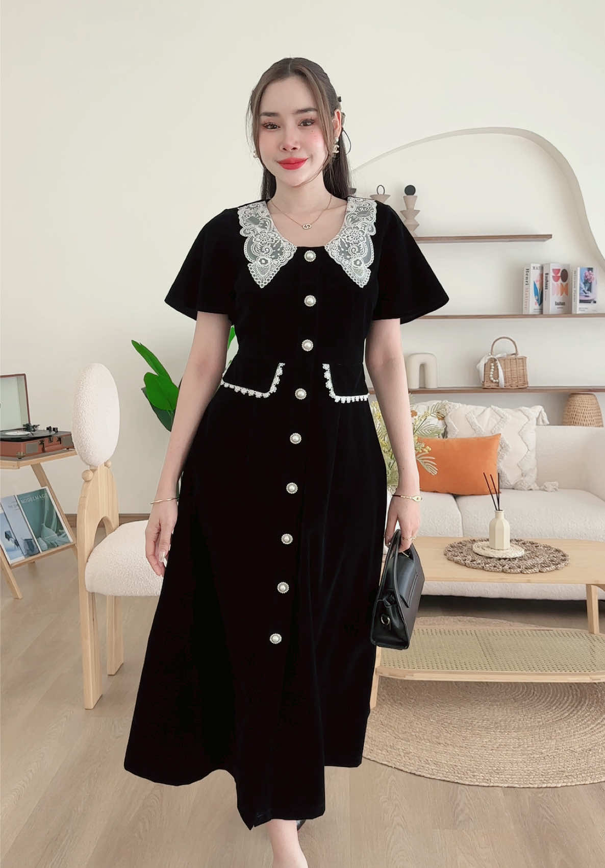 เดรสผ้ากำมะหยี่ แต่งคอปกลูกไม้ฉลุน่ารักมาก งานสวย น่ารักกก #ชุดสีดํา #ชุดออกงาน #ชุดทํางาน #เดรสยาว #btstudio 