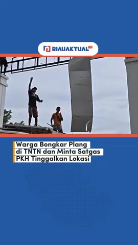 PEKANBARU (RA) - Sebuah video yang beredar di media sosial memperlihatkan ratusan warga di kawasan Taman Nasional Tesso Nilo (TNTN), Kabupaten Pelalawan, Riau, membongkar plang serta gapura pos jaga milik pemerintah. Warga juga meminta personel TNI bersenjata dari Satgas Penertiban Kawasan Hutan (PKH) meninggalkan lokasi. Peristiwa tersebut terjadi pada Senin (24/11/2025). Dalam rekaman itu terlihat sejumlah anggota TNI, yang masuk dalam struktur Satgas PKH, berada di lokasi saat warga membuka papan identitas kawasan dan tanda penguasaan pemerintah. Narasi dalam unggahan itu menyebut bahwa petugas diusir dari TNTN. Juru Bicara Warga Terdampak Penertiban TNTN, Abdul Aziz, menjelaskan bahwa warga meminta agar petugas mundur sementara waktu dan meninggalkan lokasi pemukiman warga tersebut. 