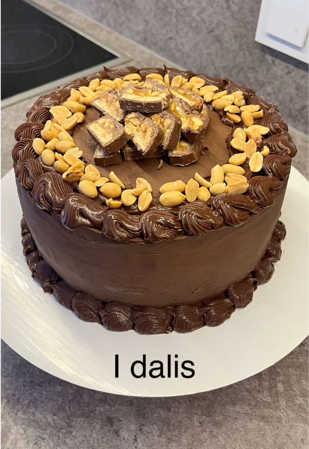 SNIKERINIS tortas 🎂🍫🥜 Gaminimo eiga ganėtinai ilga, todėl padalinau ją į 3 dalis.  Sekite mano profilį ir savaitės bėgyje pamatysite likusias torto įdaro gaminimo, surinkimo ir dekoravimo dalis 🤩 Pirmoji - karamelinio biskvito kepimas. 4 kiaušiniai 200g cukraus 400g (1 skardinė) “Rududu” 400g grietinės ~440g miltų 4 a.š. kepimo miltelių Kiaušinius išplakame su cukrumi, dedame rududu, gerai išmaišome. Sudedame grietinę, permaišome ir supilame miltus su kepimo milteliais. Tešla turi gautis tiršta.  Tešlą daliname į dvi dalis ir pilame į 2 kepimo formas. Kepame iki 180 laipsnių įkaitintoje orkaitėje apie 30min (bet žiūrėkite pagal save, biskvitas turi iškilti ir užsidėti tamsesnės spalvos plutelė).  SVARBU! kol biskvitas kepa-nevaratykite orkaitės durelių. Iš lėto praverkite tik tada, kai biskvitas sustoja kilti ir plutelė patamsėja, tada patikrinus mediniu pagaliuku, galite išjungti orkaitę su biskvitu viduje, praverti dureles ir palaukti, kol orkaitė su biskvitu kiek pravės. Tik tada jį ištraukite ir pilnai atvėsinkite kepimo formoje.  #cake #snickers #peanuts #caramel #rududu #viral #fyp #viralvideos #idea #recipie #viralvideo #kitchen #ideja #virtuve #receptai #tortas #snikers #snikerinis #naminis #naministortas 