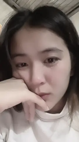 Em không chán anh, mà em chán kiểu yêu nửa vời và vô tâm, em không ghét anh, em ghét cái cách anh đối xử với em như kiểu chẳng đáng được coi trọng,anh quen em mà sống như kiểu đang độc thân, yêu em mà hành sử như em là lựa chọn tạm thời, anh không cần phải yêu em theo cách rực rỡ, nhưng đừng yêu em theo kiểu sáng nhớ chiều quên, rảnh thì thương mà bận thì bỏ,tình yêu không bao giờ chết vì thiếu lãng mạn nó chỉ chết khi thiếu sự quan tâm, và khi một người đã để em cảm thấy mình bị dư thừa trong câu chuyện của họ thì em tự mình phải hiểu em tự làm mình tổn thương 