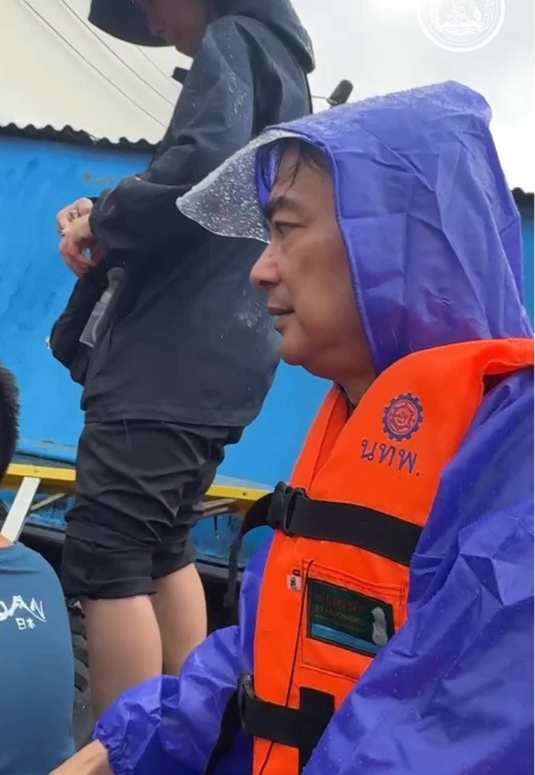 'อภิสิทธิ์' แนะรัฐเร่งตั้ง 'ศูนย์ประสานงาน' ช่วยผู้ติดค้างจำนวนมาก เรียกร้องปรับระบบสื่อสาร เชื่อมประชาชนกับอาสาให้ถึงกันได้  . (25 พ.ย. 68, หาดใหญ่) – นายอภิสิทธิ์ เวชชาชีวะ หัวหน้าพรรคประชาธิปัตย์ พร้อมด้วย นายวีระพงษ์ ประภา ส.ส.ชัยชนะ เดชเดโช รองหัวหน้าพรรค และนายพงศกร ขวัญเมือง โฆษกพรรค ได้เดินทางลงพื้นที่อำเภอหาดใหญ่ จังหวัดสงขลา เพื่อติดตามความคืบหน้า ให้ความช่วยเหลือผู้ประสบภัย ท่ามกลางสถานการณ์น้ำท่วมที่ยังคงรุนแรงต่อเนื่องมาหลายวัน  . นายอภิสิทธิ์ให้สัมภาษณ์สื่อมวลชนว่า ขณะนี้เชื่อว่ามีพี่น้องประชาชนติดอยู่ในพื้นที่ แม้จะได้รับแจ้งให้อพยพก็ไม่สามารถเดินทางออกมาได้ ขณะที่ในการลงพื้นที่ครั้งนี้ตนได้พบบรรดาอาสาสมัคร และหน่วยงานที่ระดมสรรพกำลังมา แต่ไม่สามารถเข้าดำเนินการช่วยเหลือได้ สิ่งที่สำคัญที่สุดในเวลานี้ รัฐบาลจำเป็นจะต้องจัดตั้งศูนย์กลางเพื่อให้พี่น้องประชาชน อาสาสมัคร สามารถเชื่อมต่อประสานกันได้ เพราะการสื่อสารในขณะนี้ก็เต็มไปด้วยความยากลำบาก จำเป็นที่จะต้องระดมความร่วมมือจากหลายหน่วยงาน เพื่อให้เกิดการสื่อสารอย่างเป็นระบบซึ่งจะเป็นหัวใจของการช่วยเหลือที่เกิดประสิทธิภาพที่สุด  . นายอภิสิทธิ์ยอมรับว่า สถานการณ์น้ำท่วมครั้งนี้มีความรุนแรงกว่าช่วงที่ตนอยู่ในตำแหน่งนายกรัฐมนตรีอย่างชัดเจน ซึ่งสิ่งที่ต้องเร่งดำเนินการเฉพาะหน้าที่สุดในขณะนี้คือการเร่งจัดการวางระบบความช่วยเหลือและอพยพประชาชน  . #พรรคประชาธิปัตย์ #DemocratPartyTH #สู้ไปด้วยกัน #ภัยพิบัติ #น้ำท่วมปี2568