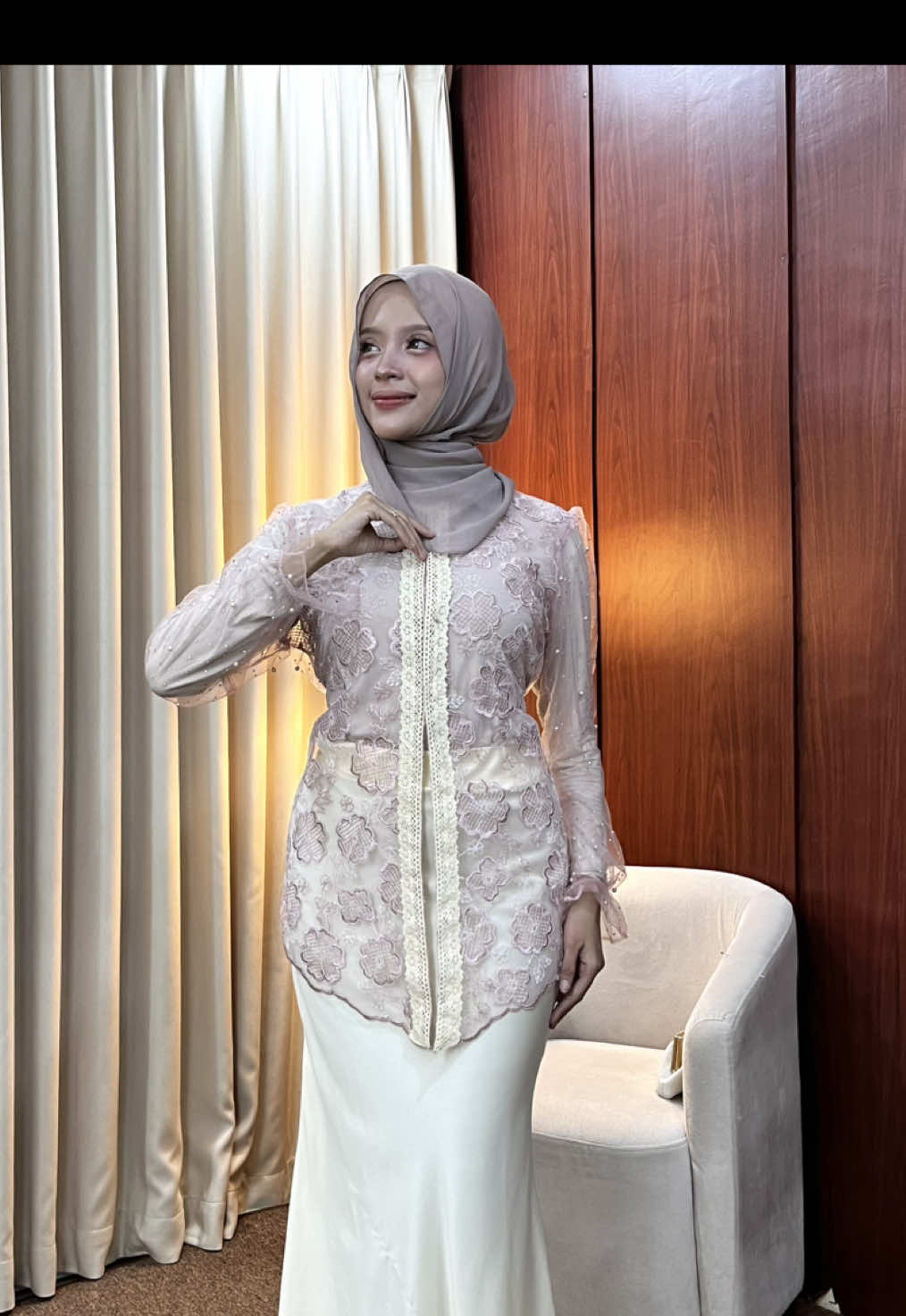 Outer brokat yang bikin kamu keliatan ‘niat tapi effortless’ 🌷✨ Dan yes… PAYDAY SALE hari ini! #OOTDkondangan #bajukondangan #oufitkondangan #outerbrukat #paydaysale 