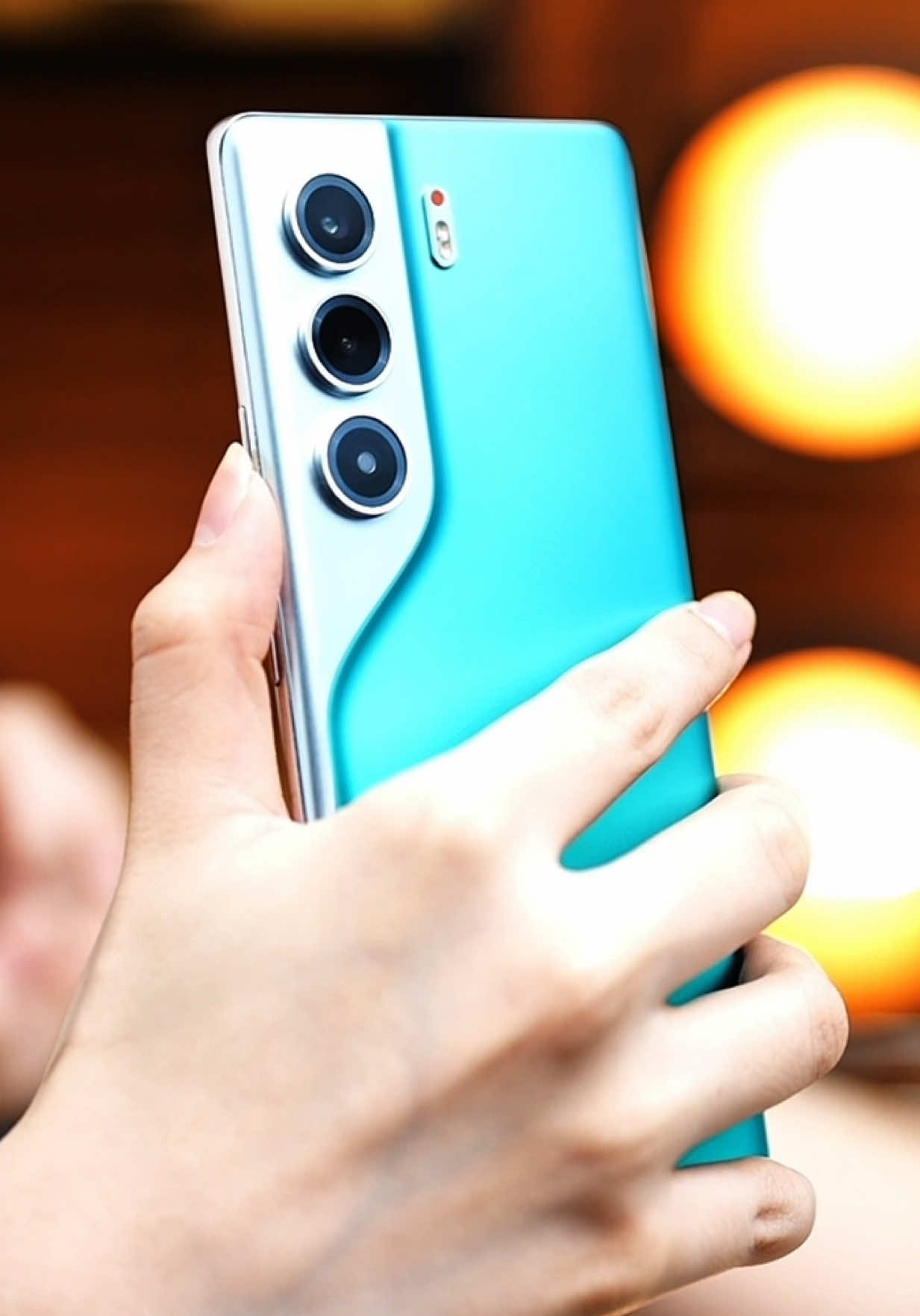 Smartphone kamera itu biasanya mulai kelihatan kualitas aslinya setelah pemakaian panjang. Di video yang udah tayang di channel kesayanganmu ini saya share pengalaman pribadi pakai TECNO CAMON 40 Pro 5G selama 3 bulan ke belakang. Pertanyaannya pakah masih bisa dibilang ‘best camera phone 3 jutaan’? Tonton videonya sampai habis ya! 👌🏻😁 #tecnocamon40pro5g #dhiarcom 