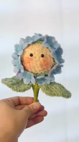 น้องไฮเดรนเยีย  ต้นแบบน้องเป็นงานถัก  น่ารัก เลยลองแกะดู งานทดลอง ไม่ได้อัดคลิปไว้นะคะ “Little Hydrangea. The original design was a crocheted piece, and it was so cute that I tried to recreate it. This is just an experiment, so I didn’t record a video.#rosymirror#ลวดกํามะหยี่ #craft #flower#