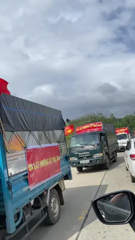 Nhìn từng đoàn xe cứu trợ đi qua, càng thấy thương Phú Yên quê mình, thương con người con người Việt Nam mình quá!!! #PhuYencolen