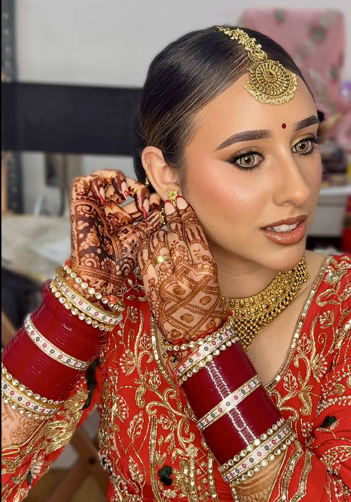 Soft Punjabi Bridal Glam ✨ Golden eyes • Flawless base • Classic red elegance ❤️ For my brides who want timeless + photography-ready makeup. @Virasat_by_gur @HIFIBOUTIQUE  #harpreetpannumakeupartist #melbournemua #indianbride #softbridalglam #tarneitwale 