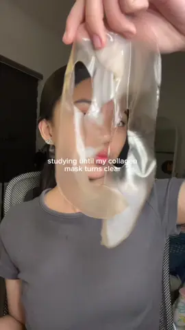 studying until my mask turns clear with @cosrx.ph 🙇🏻‍♀️ tags:  #cosrxph #AlphaArbutinserum #hydrogelmask #studytok  #deindream 