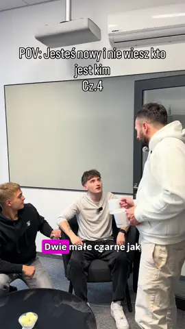 Nowa osoba w pracy wchodzi do kuchni i prosi… szefa o zrobienie kawy ☕😅 Chwilę później przychodzi na spotkanie i dowiaduje się, że to właśnie on! 😳 Najbardziej niezręczny start pierwszego dnia? Napisz w komentarzu czy Tobie też się coś takiego zdarzyło! 👇🤔 #humor #fyp #szef #biuro #praca