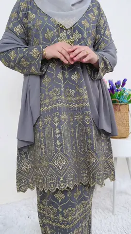 Ramai suka new release ni sebab sulam dia kemas dan lawa! Pakai raya nanti mesti ramai yang suka. Warna nampak mewah dan buatkan nampak elegan.  Kalau pakai untuk raya ni terus naik seri ❤️ kena cepat tau sebab ramai yang suka warna ni 😘 Nak harga lagi jimat korang. JOM JOIN LIVE DMIMI SEKARANG! #TikTokShopFesyen #dmimifashion #bajukurung #raya2026 #plussizefashion