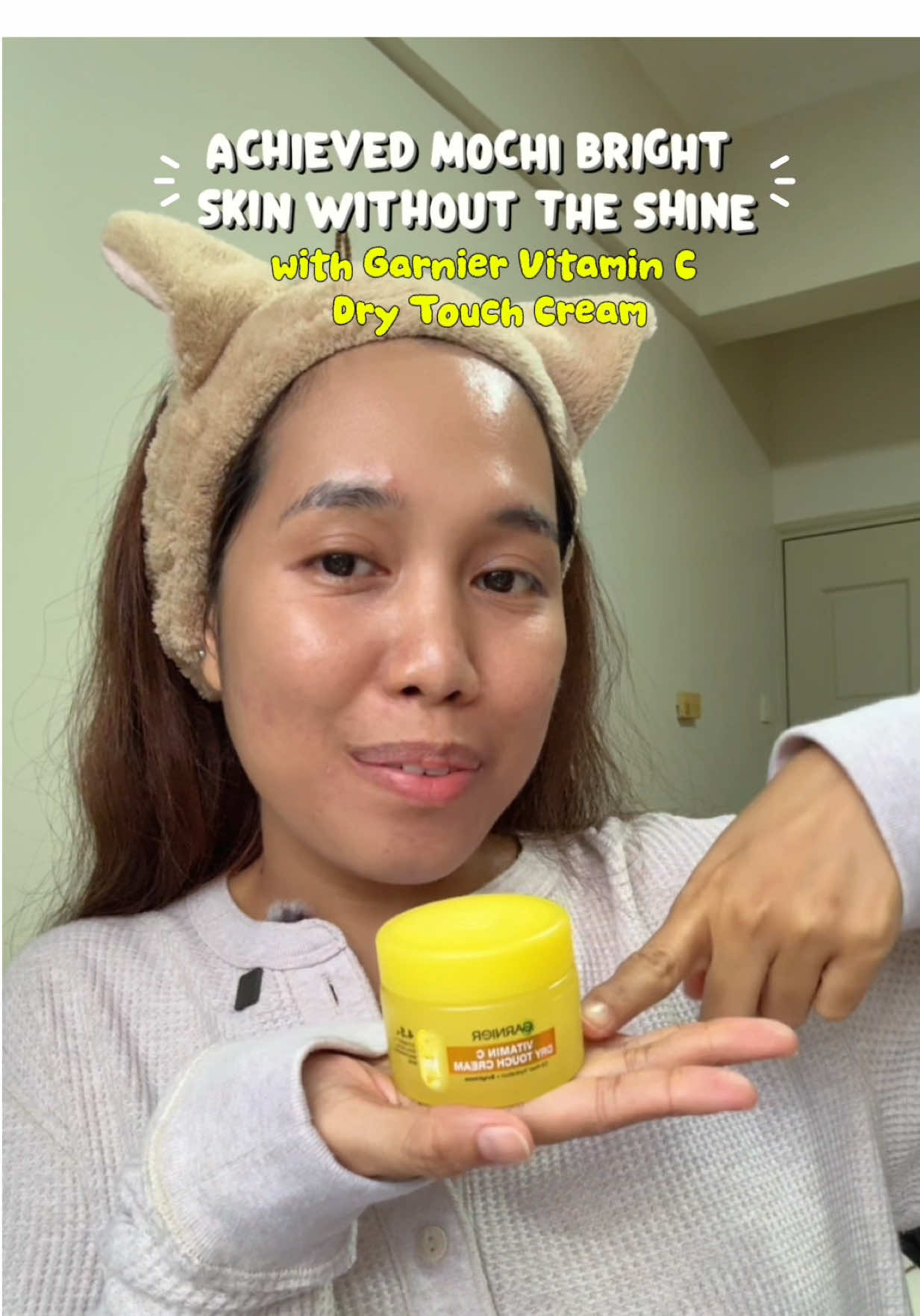 Why my face always oily in this panas weather… Finally found a moisturiser that’s bright but not shiny! With Vitamin C + Niacinamide + HA + BHA = bright, smooth, mochi-like skin! Lightweight, non-sticky, non-shiny finally a moisturiser suitable for Malaysia weather. Confirm berbaloi by @GarnierMY  #garniermalaysia #GarnierDryTouchCream #MochiSkin #Moisturiser #plumpskin 