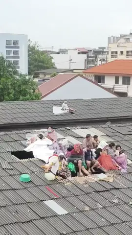 บนหลังคามีทั้งผู้พิการเด็กผู้สูงอายุแก็ล้วยังมีหลายชีวิตที่ยังไม่ทราบชะตากรรม ##น้ำท่วม68##น้ำท่วมหาดใหญ่##น้ำท่วมภาคใต้##กู้ภัย##ภัยพิบัติสูงสุด