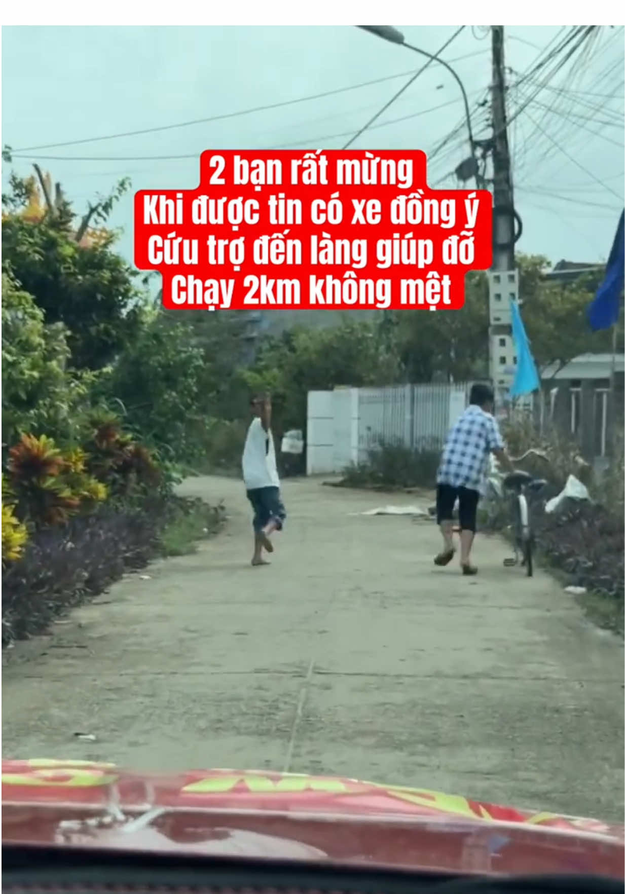 2 bạn nhỏ rất mừng Khi được tin có xe đồng ý Cứu trợ xuống làng giúp đỡ! Chạy 2km không mệt #newcity #hotrolulut #thinhbatdongsan 