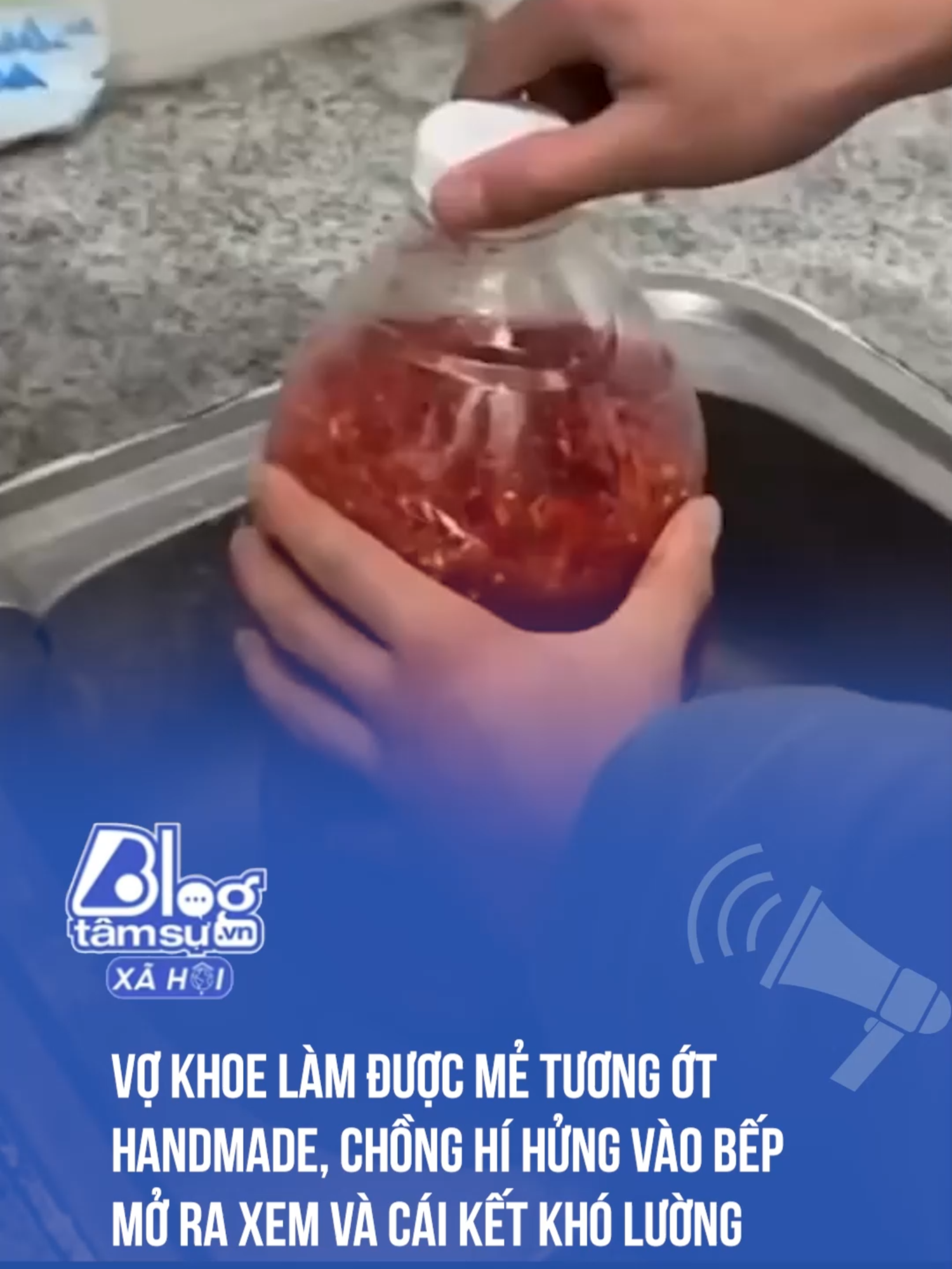 Vợ khoe làm được mẻ tương ớt handmade, chồng hí hửng vào bếp mở ra xem và cái kết khó lường. Cre: Sưu tầm  #btsmedia #social #socialnews #cauchuyencuocsong #baihoccuocsong #khoanhkhaccuocsong #funny #funnyvideos #meovatcuocsong