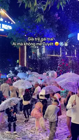 Đừng ai hỏi em lịch phun tuyết nhá. Vì tối nào mà chả phun😝❄️☃️ #beerngon38lenin #beergarden #dj #chupanhgiangsinh #37nghean 