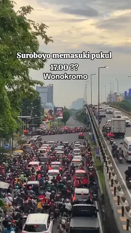 Pukul 17.00 WIB, pemandangan klasik yang selalu menyambut di Wonokromo, Surabaya🤣 Sc : vt/balinese_arak