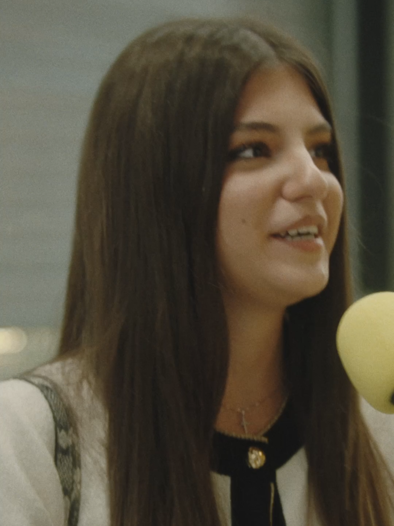 Primul buletin. Primul cont. Primul pas spre a fi cât de cât om mare și cât de cât pe banii tăi. 💸 Am deschis pentru o zi Oficiul de oameni cât de cât mari, unde Răzvan Exarhu a stat de vorbă cu adolescenții care veneau să-și facă buletinul și a aflat cum privesc ei gestionarea primilor bani. Tu ce ai făcut cu primii tăi bani? 👉 #RaiffeisenBank  #OficiulDeOameniCatDeCatMari #ContAdolescent