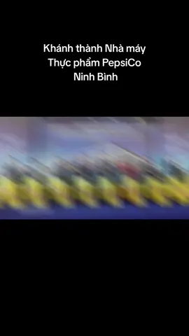 Sáng ngày 25/11/2025, PepsiCo Foods Việt Nam tổ chức lễ khánh thành nhà máy tại Khu Công nghiệp Đồng Văn I mở rộng (phường Đồng Văn, tỉnh Ninh Bình).  Nhà máy được xây dựng trên diện tích 8 ha với vốn đầu tư khoảng 90 triệu USD (~2.269 tỷ đồng).  Công suất mỗi năm hơn 25.000 tấn snack.  Thi công hoàn thành chỉ sau 51 tuần kể từ ngày khởi công (3/8/2024) đến khánh thành.  Nhà máy có định hướng phát triển bền vững: sử dụng 100% năng lượng tái tạo, gồm mái lắp pin mặt trời và hệ thống sinh khối tận dụng chất thải nông nghiệp địa phương để sản xuất điện.  Khi vận hành sẽ đem lại hơn 1.000 việc làm trực tiếp & gián tiếp, tạo động lực phát triển kinh tế – xã hội cho địa phương.  Đại sứ Hoa Kỳ tại Việt Nam nhấn mạnh: dự án được Thủ tướng Việt Nam lựa chọn là một trong 250 dự án trọng điểm góp phần thay đổi hạ tầng chiến lược của Việt Nam. #dongvan #hanam #ninhbinh #xuhuong 