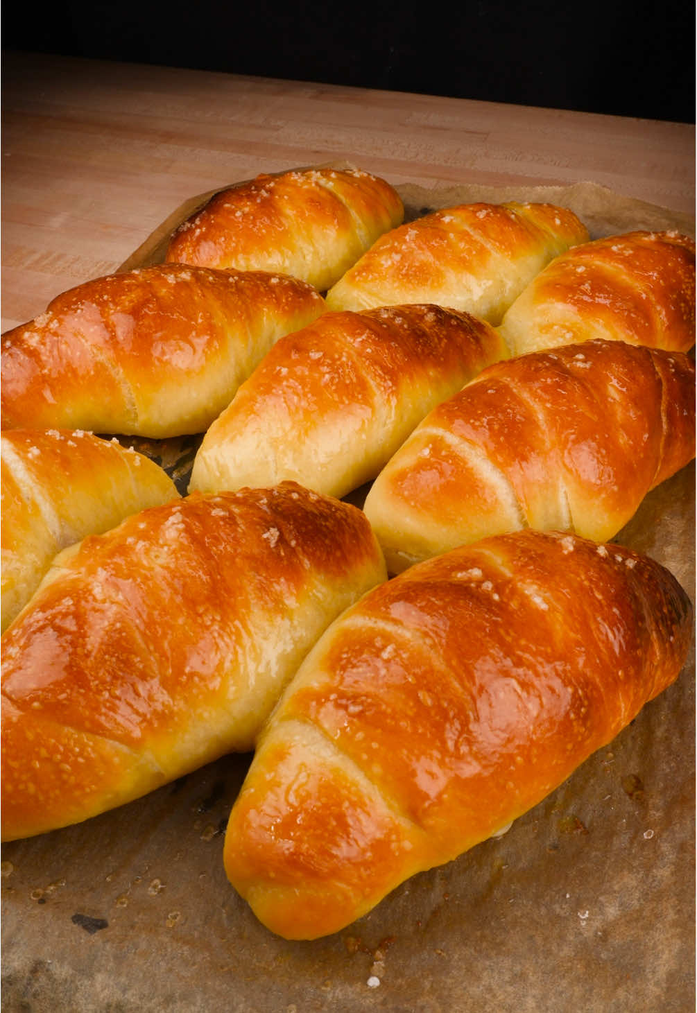 Salt bread / Shio pan🥖  Ingredients🥣 •400 g bread flour •120 g cake flour •365 g water (ice-cold) •26 g sugar •10 g salt •30 g non-fat milk powder •40 g cold unsalted butter (from fridge) •7 g instant dry yeast •12 × 15 g butter sticks (for filling) •salt (for topping) #asmr #recepi #tiktokfood 