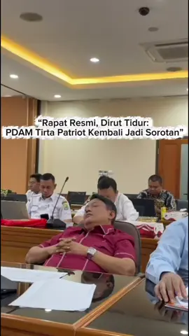 “DPRD Bekasi Sibuk Bela Pejabat Tertidur, Bukan Bela Kepentingan Rakyat” Pantas saja air kita selalu keruh, tagihan melonjak, dan tekanan air cuma kuat saat tengah malam. Ternyata bukan pipa yang mampet—tapi Bos PDAM tirta Patriot yang tersedot ke alam mimpi. Siapkan kopi pahit, Tuan. Bukan untuk rakyat… tapi untuk pejabat yang mengantuk saat membahas uang rakyat”. Di negeri yang katanya menjunjung profesionalisme, kita baru saja menyaksikan momen monumental: Dirut PDAM Tirta Patriot “Ali Imam Faryadi” resmi memperagakan jurus “Sleeping Beauty” di tengah rapat ekspose penyertaan modal. Tanpa perlu soundtrack Disney-dengkurannya sudah cukup jadi backsound resmi. Dan seperti biasa, ketika adegan absurd muncul, bukannya alarm yang berbunyi. Yang muncul malah program baru: Operasi Penyelamatan Reputasi Pejabat Tertidur (didukung penuh oleh anggaran solidaritas dan teh hangat ruangan rapat). Tokoh utamanya? Siapa lagi kalau bukan Misbah, Sekretaris Pansus 8 dari Gerindra—yang tampaknya lebih cekatan membantah publik daripada membangunkan Dirut yang sedang reboot system. Publik bertanya polos: “Loh, kok bisa Dirut tidur saat rapat Raperda penyertaan modal BUMD?” Jawaban yang muncul: “Narasi sesat!” “Fitnah keji!” Padahal rakyat cuma ingin tahu: “Ini rapat anggaran atau ruang spa dengan fasilitas power nap?” Masalahnya bukan soal kelopak mata yang redup. Masalahnya: kenapa fungsi pengawasan berubah menjadi fungsi pembelaan? Bukannya menegur Dirut, DPRD malah seperti sibuk merapikan bantal anggarannya. Kalau kritik publik saja dianggap dosa besar, mungkin DPRD perlu menerbitkan buku baru: “Tata Cara Membela Pejabat Tertidur dalam Rapat Penting: Teori dan Praktik.” Dan di balik semua drama itu, muncul pertanyaan berbaris rapi—lebih rapi daripada laporan proyek: Kenapa pembelaan begitu agresif? Apa karena ada paket penyertaan modal Rp 90 miliar yang sedang diajukan PDAM Patriot? Integritas yang dijaga atau modal politik yang diselamatkan? Mana yang lebih penting: uang rakyat atau rasa kantuk pejabat? Sebab dalam tata kelola yang sehat, DPRD bukan karpet merah BUMD. Tugas DPRD itu mengawasi anggaran—bukan mengawal kenyamanan pejabat yang mengajukan anggaran?  Dan ketika pembahasan Raperda penyertaan modal berubah jadi jam istirahat siang, wajar publik bertanya: “Yang mau dibangun itu BUMD atau bantal empuk pengantar mimpi?” Terlebih lagi, DPRD mestinya fokus pada temuan BPK: penyertaan modal Rp 43 miliar yang diberikan tanpa dasar hukum Perda. Ini bukan sekadar “lupa bikin dokumen.” Ini pelanggaran tata kelola yang menabrak UU 23/2014 dan Permendagri 52/2012—yang jelas mewajibkan Perda sebagai dasar penyertaan modal. Pertanyaan besarnya: Bagaimana uang rakyat bisa mengalir lancar tanpa Perda, tanpa filter hukum, tanpa lampu kuning, namun dengan lampu tidur menyala terang? Karena ketika fungsi pengawasan berubah menjadi fungsi pembelaan, yang runtuh bukan hanya marwah rapat, tapi marwah lembaga yang seharusnya menjaga akuntabilitas. Dan pada akhirnya, rakyat pun cuma bisa berkata: “Kalau rapat saja bisa tertidur, jangan heran kalau air keruh… dan kebijakan jauh lebih keruh daripada air itu sendiri.”#kotabekasi#jawabarat 