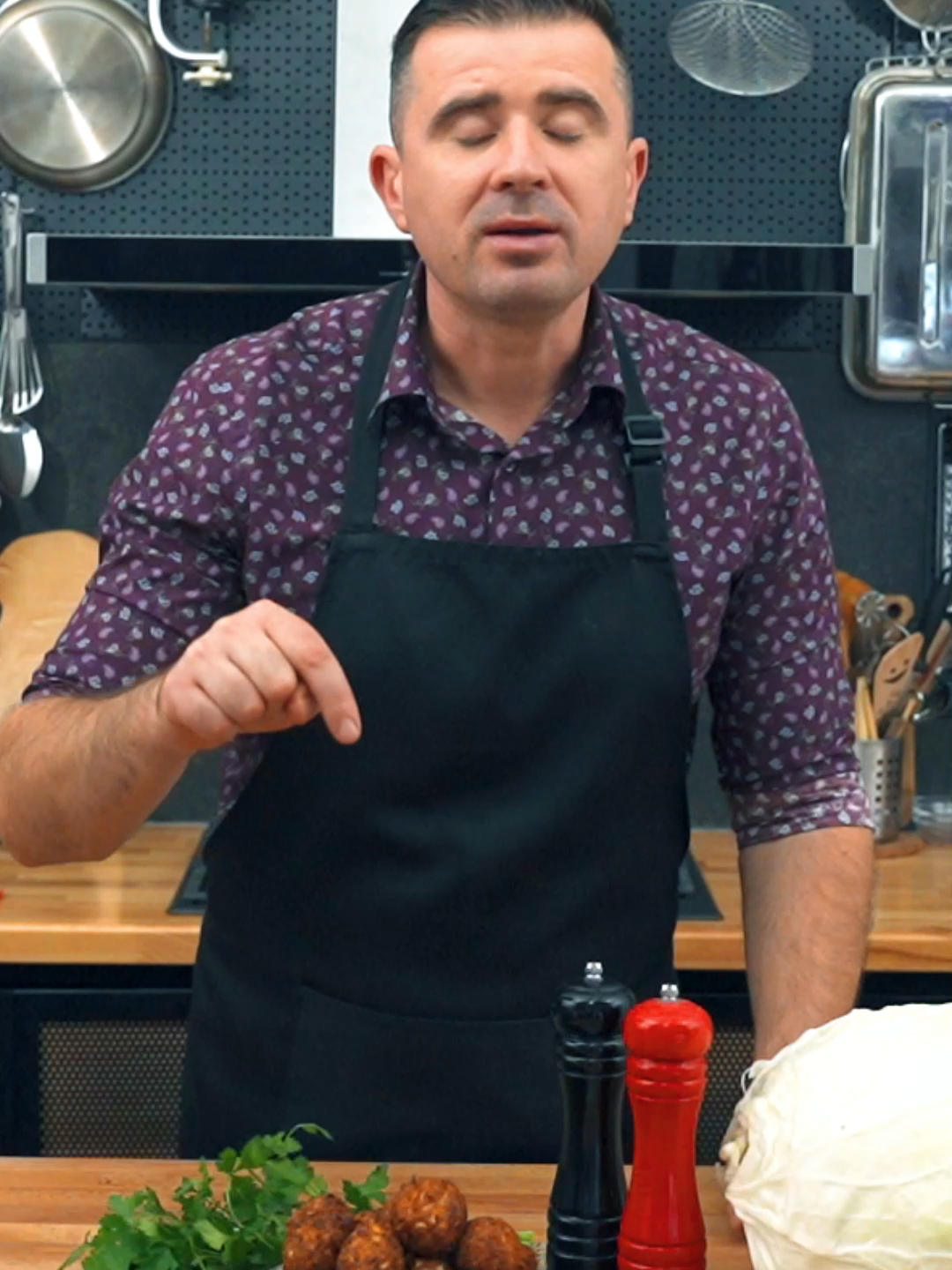 Am făcut... Chiftele de varză, nici nu mai trebuie carne sincer. Varza, morcovul, ceapa și usturoiul au făcut o compoziție de zile mari. Ai încerca rețeta asta?