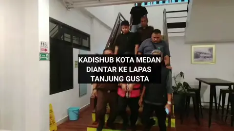 Kepala Dinas Perhubungan (Kadishub) Kota Medan Erwin Saleh akhirnya memenuhi panggilan dari Kejaksaan Negeri (Kejari) Medan, Selasa (25/11/2025).  Erwin diperiksa atas dugaan kasus korupsi kegiatan Medan Fashion Festival (MFF) dan langsung ditahan di Lapas Tanjung Gusta Kelas I Medan. Sebelumnya, Erwin sempat mangkir dua kali dari panggilan Kejari Medan dengan alasan sakit. Sebagai informasi Kejari Medan menetapkan dua kepala dinas di Pemerintah Kota Medan sebagai tersangka dugaan tindak pidana korupsi. Keduanya yakni Kepala Dinas Koperasi, UKM, Perindustrian, dan Perdagangan Benny Iskandar Nasution dan Kepala Dinas Perhubungan Erwin Saleh. #medan 