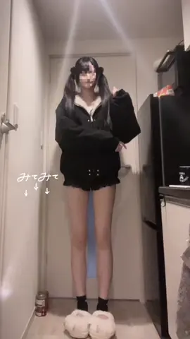 ⁡可爱〜♡ 上着可愛いモコモコで暖かいし丈感も可愛かったよ♡ 175cmでXLにして調度良い✊🏻♪♪ バイト帰り直後で足が浮腫んでる(߹ㅁ߹)⁡