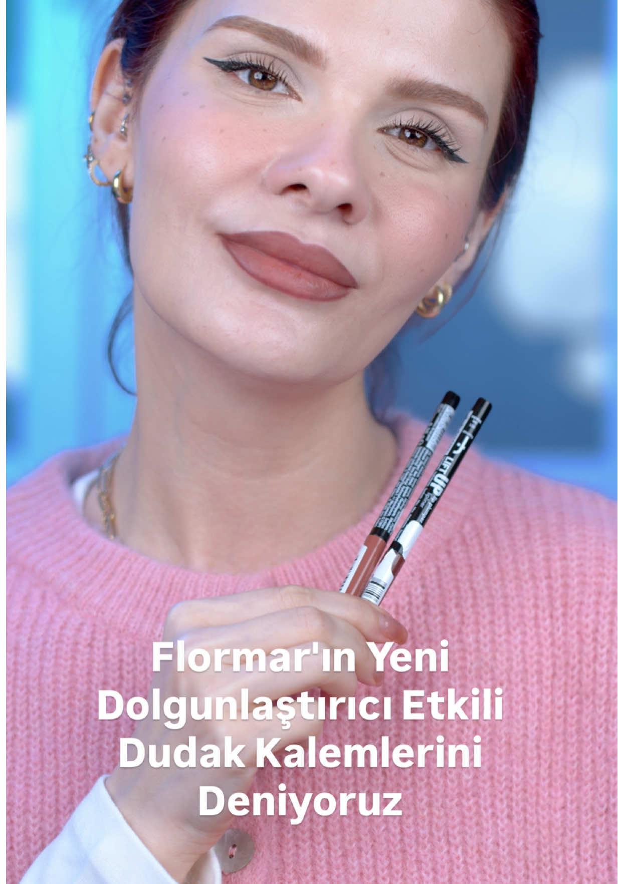 Videoda sponsor veya reklam yoktur. Marka ve ürün adı geçtiği için yasalar gereği *reklam   Flormar Lift Up Lip Plumper Lipliner Dolgunlaştırıcı Etkili & Uzun Süre Kalıcı Dudak Kaleminin 2 rengini gösterdim sizlere. 01 ice mocha dudağımı çerçevelediğim, 02 spiced brown içine sürdüğüm. İçeriğinde peptide ve zencefil özü var. Kremsi bir dokuya sahip. Kolay sürülüyor . Yapısı çok yumuşak ondan kırılabiliyor. Kalıcılık fena değil. Yağlı bir şey yemezeniz çıkmaz. Dudakları cayır cayır yakmıyor. Bence değerlendirilelir. #dudakkalemi #dudakkalemiönerisi #flormar #makyaj #makyajtrendleri 