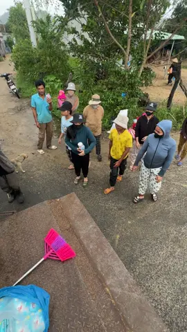 Trao nhu yếu phẩm tới bà con , TRAO TỪNG TAY TỪNG NHÀ TỪNG HỘ DÂN #TikTokAwardsVN #tiktokindia #xuhuong 