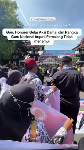 AKSI DEMONSTRASI GURU HONORER PEMALANG Untuk SK Dinas & Kesetaraan Hak Ratusan guru honorer di Kabupaten Pemalang hari ini menyuarakan aspirasinya. Mereka menuntut kejelasan status melalui penerbitan SK Dinas serta penataan Dapodik yang lebih adil dan transparan. Aksi yang digelar bersama berbagai elemen ini para mahasiswa yang di pelopori @pmiipemalang @gempar.on merupakan bentuk ikhtiar agar para tenaga pendidik yang selama ini menjadi garda depan pendidikan—mendapatkan perlindungan kerja dan kepastian yang layak. . 📍 Pendopo Kabupaten Pemalang 👥 Peserta: Para Guru + Mahasiswa Pemalang Suara mereka adalah suara perjuangan untuk masa depan pendidikan kita. . #lovepemalang #beritapemalang #kabarpemalang #hariguru