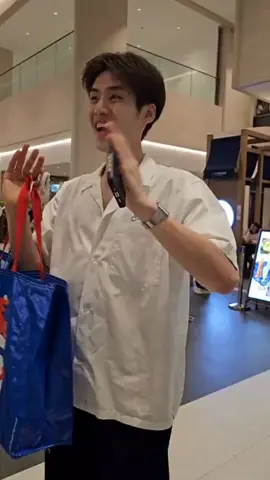 @GMMTV เด็กดีขนาดนี้ ร่าเริงขนาดนี้ ทำไมคุณไม่ดูแลเขาแบบนี้บ้างล่ะ ปีนี้เขาต้องละทิ้งหลายสิ่งหลายอย่างในชีวิต โดยเฉพาะเรื่องงานจริงเหรอที่คุณไม่มีความตั้งใจที่จะมอบโปรเจกต์ให้เขาเลย? ได้โปรดเถอะ ถ้าคุณปฏิบัติต่อนักแสดงอย่างยุติธรรมและดีไม่ได้ ก็อย่ารับนักแสดงเพิ่มเข้ามาอีกเลย เพราะมันจะทำให้นักแสดงเสียหายซึ่งอาจจะเป็นที่รู้จักน้อยกว่า และหากมีนักแสดงที่คุณรู้สึกว่าไม่เป็นที่นิยม ก็อย่าตำหนินักแสดงคนนั้นเลย มันเป็นความผิดของคุณเองว่าทำไมคุณถึงไม่โปรโมตนักแสดงคนนั้นอย่างเหมาะสม 🥱 #gmmtv #gmmtv2026 #lengso #lengsoocute85 #lengsothanaphon 