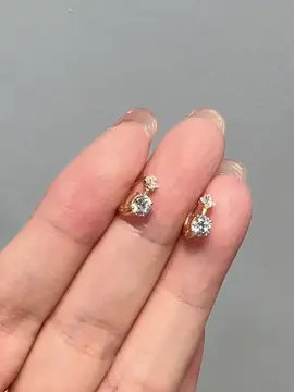 Grabe bes, ang kinis at ang kinang nitong earrings! ✨ Perfect sa mga ayaw ng mabigat kasi super lightweight — hindi sumasakit tenga kahit buong araw suot. Hindi rin madaling kumupas, kaya mukhang mamahalin kahit budget-friendly lang. Bagay sa kahit anong outfit — pang work, date, OOTD, or everyday classy look. Swear, ito yung hikaw na nagpapasimple pero sosyal ang dating! 💛💎” #GeometricEarringsPH #GoldEarringsPH #FashionEarringsPH