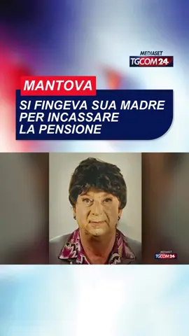 Il caso avvenuto a Borgo Virgilio, nel Mantovano, è emerso grazie a una fotografia scattata direttamente allo sportello dell'anagrafe. L'uomo, un infermiere disoccupato, si sarebbe presentato fingendosi la madre deceduta per rinnovare la carta d'identità e continuare a riscuotere la pensione. Il travestimento, composto da capelli corti con taglio femminile, trucco pesante, una camicetta fantasia anni Settanta e gioielli dallo stile datato, non ha però convinto il personale comunale: la pelle del volto appariva chiaramente maschile e l'età ostentata non coincideva con quella della donna, che avrebbe dovuto avere circa 85 anni. #tgcom24 