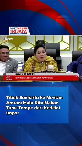 Anggota Komisi IV DPR menggelar rapat bersama Kementerian Pertanian pada Senin (24/11) untuk membahas berbagai isu strategis sektor pangan. Dalam rapat tersebut, Ketua Komisi IV DPR Titiek Soeharto menyoroti fakta bahwa Indonesia masih mengimpor 2,6 juta ton kedelai setiap tahun, padahal kedelai menjadi bahan utama makanan masyarakat seperti tempe. Ia menyebut kondisi ini memprihatinkan dan meminta langkah konkret untuk mengurangi ketergantungan impor. Titiek mendorong Kementan untuk kembali menghidupkan program Pajale dan memperkuat koordinasi dengan petani agar produksi kedelai dapat meningkat, termasuk pengembangan sorgum sebagai alternatif gandum. Ia juga menilai perlunya penguatan riset pertanian dengan mengusulkan agar tenaga peneliti yang sebelumnya dipindah ke BRIN dapat kembali ke Kementan demi mendukung kebutuhan riset yang lebih spesifik dan dekat dengan kebutuhan sektor pertanian. #TitiekSoeharto #Impor #TempeTahu #Kementan #TrijayaFM