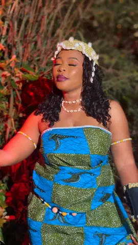 Quand les épreuves s'annoncent grandes, je me souviens que CELUI qui est en moi est plus grand que celui qui est dans le monde. C'est mon espérance inébranlable ! Le clip #AHOUANGBA arrive bientôt pour témoigner et je suis rassurée que vous allez vous retrouver dans le message. Continuez avec les vidéos de soutien 🙏.  Profitez pour vous abonner à ma chaîne YouTube ici en même temps : 🔗 https://www.youtube.com/@KODEYOFFICIEL #KODEY #AHOUANGBA  #ESPERANCE #FORCEDEDIEU