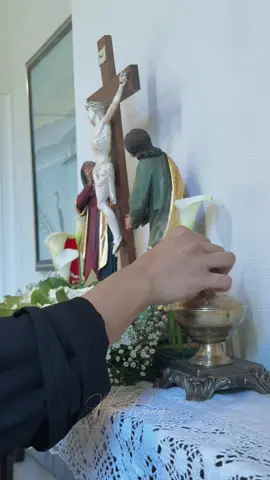 Bên Thánh Giá, ta học được rằng: yêu là đứng vững, dù trái tim đang tan nát…. #asmrsounds #asmr #catholic #vintagedecor #AveMaria 