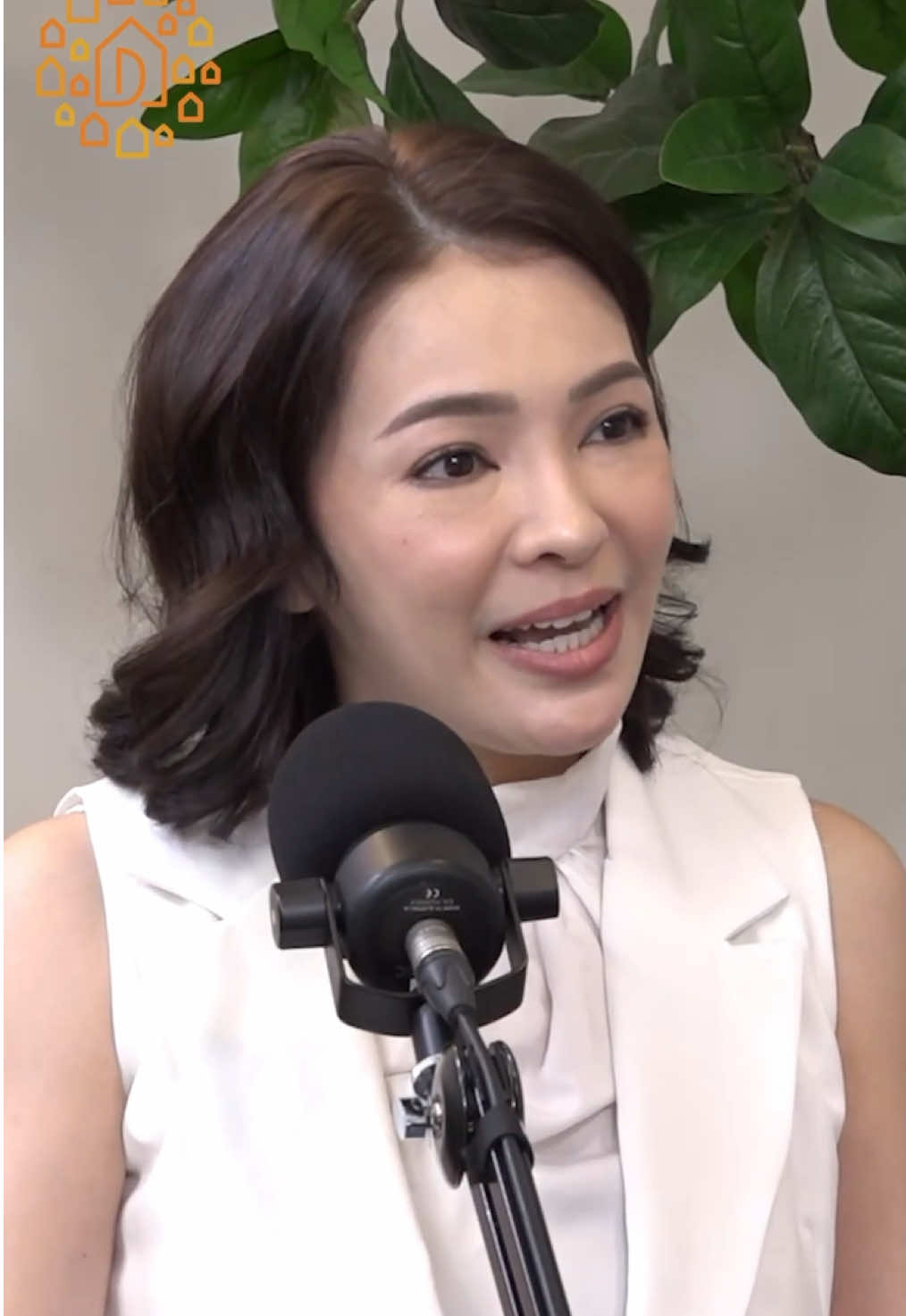 Banyak orang mengira pernikahan bakal mulus kalau semuanya terlihat “ideal”. Tapi Maya Septha justru belajar bahwa realitanya jauh berbeda. Selalu ada perbedaan yang harus diselaraskan. Selalu ada hal-hal kecil yang bisa memicu ribut. Dan kebahagiaan hubungan itu harus dibangun, nggak datang dengan sendirinya. Uang membantu, tapi bukan kuncinya. Yang bikin hubungan bertahan adalah usaha, komunikasi, dan kedewasaan dua orang. Tonton selengkapnya di YouTube @danielmanantanetwork #DanielManantaNetwork #DanielTetanggaKamu 