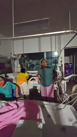 ภาระกิจขนย้ายคนไข้เพื่อไป รพ.มอ. เนื่องจากเกิดเหตุน้ำท่วมในหาดใหญ่ ทำให้ รพ.หาดใหญ่ขาดไฟฟ้าใช้ oxygen ก็ใกล้หมด ไม่มีน้ำใช้ ฝากช่วยเป็นกำลังใจให้ผู้ประสบภัย และเจ้าหน้าที่ทุกๆคนนะคะ  ขอให้เด็กน้อยของพี่ และทุกๆคนปลอดภัย #น้ำท่วมหาดใหญ่ 