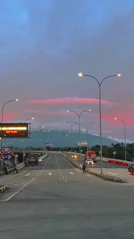 Akhir akhir ini senja nya sangat indah ya,kpn bisa nikmati senja sama kamu…  #parungkuda #parungkudasukabumi🌺 #sukabumi #senja #senjasorehari #foryoupage #fypシ゚ 