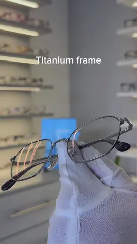 #eyeglasses #titaniumframe #opticalshop #viralvideo 