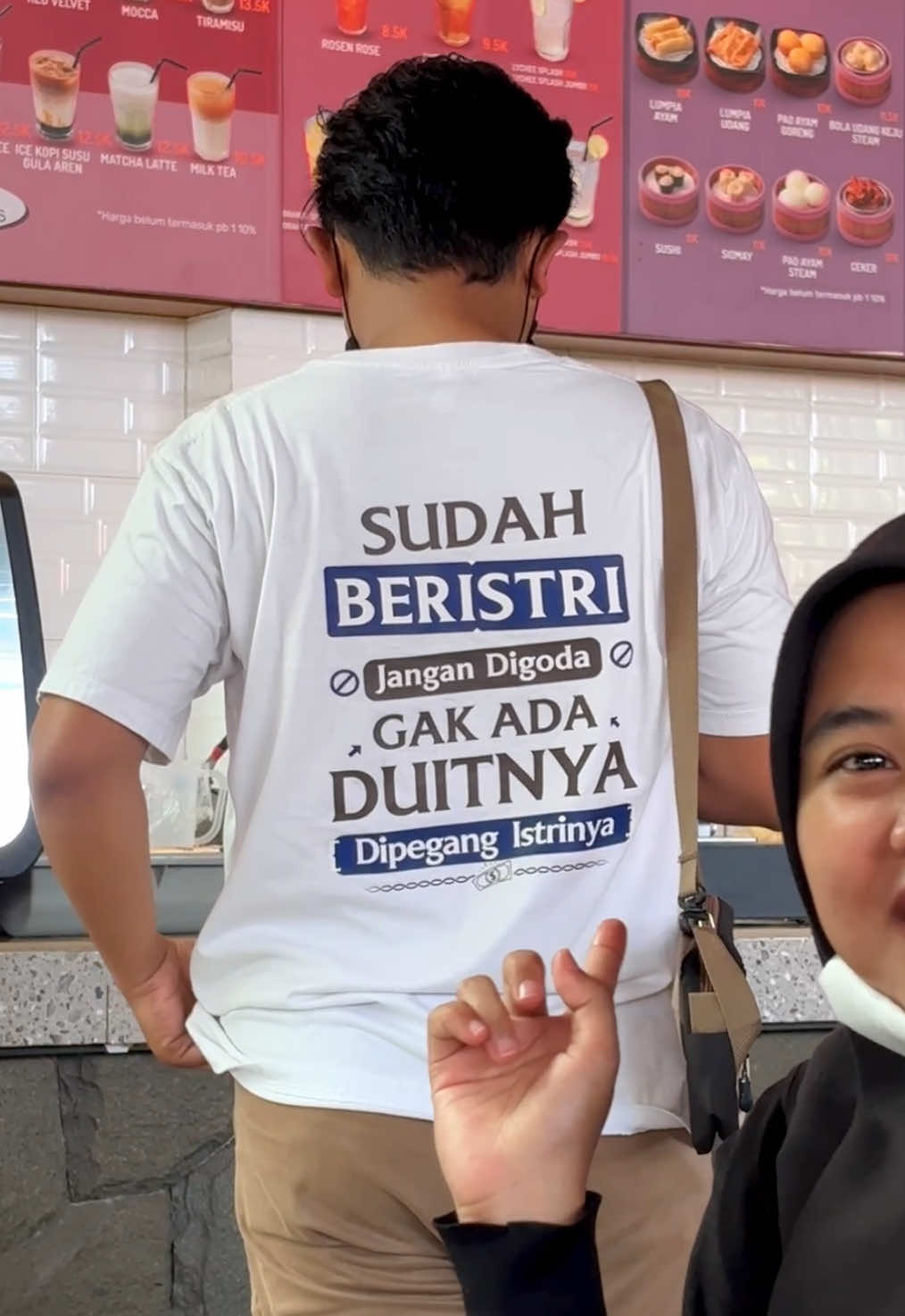 Kayaknya gue kudu koleksi baju2 ginian biar istri gue happy😆 #kaoskatakata #kaosviral #sudahberistri #kaoscowok 