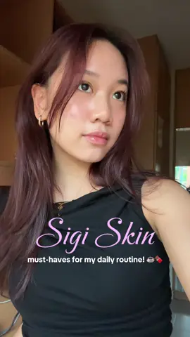 Holiday prep is officially on with @Sigi Skin ! 🎁 You HAVE to try their NEW Hot Cocoa Butter Glaze Lip Jelly—it's the perfect winter shade and smells incredible. Also loving the Dew Potion Essence Mist for quick hydration on the go (it’s waterless!) 💧 If you're in Singapore, come meet the brand at the Sigi Holidays Pop-Up! 🎉 Sigi Pop-Up Alert! 📅 24 Nov - 7 Dec 📍 Raffles City Level 2 The first ☕ Lip Jelly purchase gets you FREE charms! Plus, get a FREE Weekender Bag charm (for Weekender Bag purchase), FREE skin analysis, samples, and special rewards! Shop the whole range and save 10% online with my code: <LYNDESEA10>! #sigiskin #lipjelly #toner 