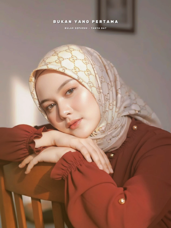 prompt  Buat gambar potret realistis (wajah harus 100% sama, tidak boleh diubah). Foto bernuansa awal tahun 2000-an menampilkan seorang wanita berhijab yang duduk bersandar pada kursi kayu, dengan kedua lengan dan wajah diletakkan lembut di atas sandaran kursi. Hijab warna gading bermotif GG, dililit rapi mengelilingi leher, jatuh lembut mengikuti pencahayaan. Ia mengenakan blouse maroon fit berlengan panjang dari bahan jatuh, dengan kerah rempel yang feminin dan deretan kancing emas di bagian depan. Siluetnya tetap anggun dan lembut. Cahaya matahari sore lembut masuk melalui jendela, menyinari wajah dan bahu secara lembut, Sinar matahari yang lembut menciptakan bayangan menonjolkan fitur-fiturnya yang halus dan memberikan suasana yang indah dan anggun. Gaya sinematik, lembut dan ekspresif, menekankan keindahan, kepolosan, dan ketenangan. film vintage, penuh rasa tenang, sepi, dan nostalgia. Latar berupa ruangan sederhana dengan bingkai foto yang tergantung di dinding. Riasan: Blush on merah muda lembut, bibir merah muda kemerahan dengan lip gloss. Foto diambil dengan kamera digital kualitas rendah khas awal 2000-an, menggunakan flash langsung dengan efek soft diffused glow. Highlight sedikit over, tekstur gambar memiliki grain kecil, memberikan kesan raw dan natural. Anggle 3/4, Rasio 9:16, still-frame cinematic, gaya editorial fashion 8K, masterpiece. #CapCut 