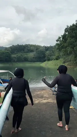 pikiran cewe cuman besok kemana lagi yaa😋#paddleboard #wadukwonorejotulungagung #standuppaddle 