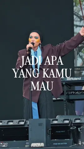 “Aku cukup ko, cuma bukan selera mereka aja” adalah kalimat yang membantuku keluar dari insecureku dulu. Karna kalau dipikir-pikir akan sangat disayangkan hidup yang sekali ini hanya ngikutin apa kata orang, akan sangat menyebalkan menghabiskan hidup untuk nggak jadi diri sendiri. Aku tau “percaya diri” tidak semudah bacaannya, tidak segampang meneriakkan kata itu. Tapi aku tau di setiap hatimu, kamu tau betul apa yang kamu mau kan???? Jangan pernah capek untuk coba jadi dirimu yang lebih baik lagi. Ya? Dengarkan lagu “Bukan Seleramu” tiap hari mungkin bisa membantumu 🤟🏻😳 #bukanseleramu  #percayadiri #insecure  #outfit #makeup 