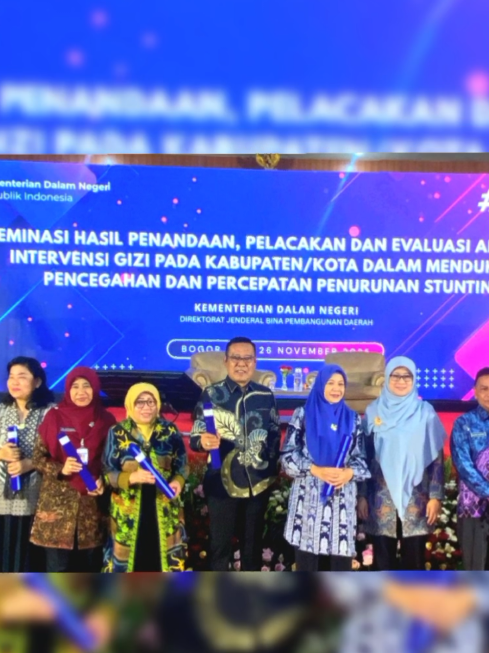 Assalamualaikum wr. wb Atas nama Bupati dan Wakil Bupati Lahat, Bapak Bursah Zarnubi dan Ibu Widia Ningsih,SH.,MH. Saya H. Chandra,SH.,MM Sekretaris Daerah Kabupaten Lahat, Mengucapkan terima kasih kepada seluruh Stackeholder terkait yang telah bekerja keras dalam pemberantasan Stunting di Kabupaten Lahat, sehingga hari ini Pemerintah Kabupaten Lahat mendapatkan penghargaan dari Kementerian Dalam Negeri atas Prestasi Daerah Berkinerja Baik Dalam Pencegahan dan Percepatan Penurunan Stunting Tahun 2024. Semoga kedepan, pada tahun 2026 Kabupaten Lahat dapat meraih predikat Zero Stunting. #fyp 