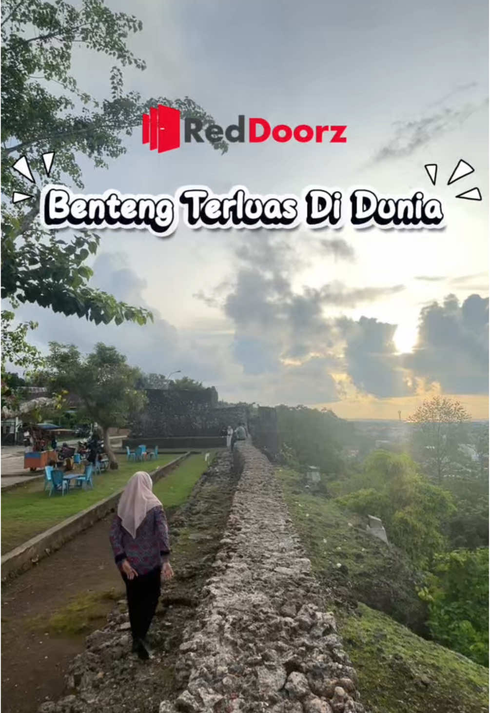 Benteng terluas di dunia ada di Baubau! 🏰✨ Namanya Benteng Keraton Buton, dengan luas kurang lebih 23 hektar. Kalau kamu lagi ke Baubau, tempat ini wajib banget masuk daftar kunjungan—penuh sejarah, megah, dan ikonik! 🌅🔥 Untuk urusan penginapan, aku recomendasikan 📍RedDoorz Hotel Bravo Pantai Kamali Baubau. Lokasinya dekat banget dengan Benteng Keraton, strategis, nyaman, dan harga bersahabat. Jangan lupa pesan lewat aplikasi RedDoorz dan masukkan kode promo “YUKNGINEP” biar dapat harga terbaik! 🛏️❤️ #RedTravelers #RedDoorz #BukaSemuaPintu #BentengKeraton #Baubau 