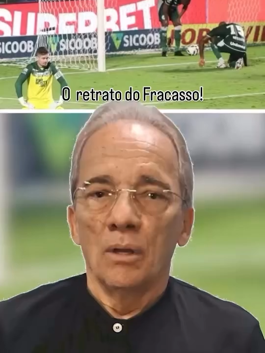 O RETRATO DO FRACASSO: A QUEDA DO GOIÁS EXPOSTA POR EVANDRO GOMES! A fala de Evandro Gomes expõe, de forma direta e incisiva, que o fracasso do Goiás na Série B não foi casual, mas consequência de um colapso estrutural e administrativo já previsível. O comentarista destaca que o clube, mesmo após liderar o primeiro turno e abrir ampla vantagem sobre os concorrentes, perdeu rendimento de forma inédita na história recente da competição. Segundo ele, a queda está ligada à falta de comando claro dentro do Goiás. A direção é descrita como silenciosa, fragmentada e movida por vaidades internas, com decisões centralizadas e pouco transparentes. A ausência de Paulo Rogério — apontado como figura dominante nos bastidores — em um jogo decisivo em Belém é usada como símbolo da desconexão entre a cúpula e o futebol. Evandro também aponta erros estratégicos cruciais: troca frequente de treinadores, escolhas consideradas pequenas como a insistência em mandar jogos na Serrinha em vez do Serra Dourada, e a montagem de um elenco incapaz de competir sob pressão. Enquanto adversários estruturados investiram em reforços e mobilizaram suas torcidas, o Goiás apresentou um time que recuou, fez cera cedo e demonstrou fragilidade emocional no Mangueirão — justamente quando o acesso dependia apenas de um empate. Para Evandro, o Goiás 2025 é mais que um time derrotado: é o espelho fiel de uma gestão perdida, sem grandeza e sem rumo, incapaz de transformar potencial em resultado. #Goiás #SérieB #AnáliseEsportiva #EvandroGomes #FutebolGoiano #CriseNoGoiás #JornalismoEsportivo