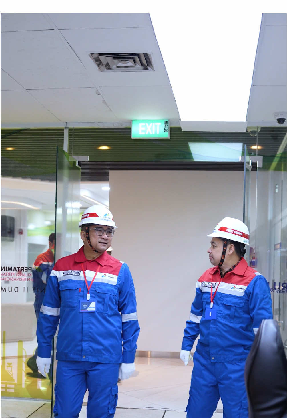 Langkah kecil di kilang, dampak besar untuk negeri. 🔥 Kehadiran jajaran Pertamina Group dan KPP Wajib Pajak Besar Tiga di Kilang Dumai, menjadi penguat komitmen kami menjaga keandalan operasi dan ketahanan energi nasional💪 Selain memastikan energi tetap mengalir, Kilang Dumai juga menunjukkan kepatuhan serta kontribusi nyata melalui pembayaran pajak untuk mendukung pembangunan daerah dan penerimaan negara. 🇮🇩✨ #GreenRefinery #EcoFriendlyRefinery #JagaLegasi 