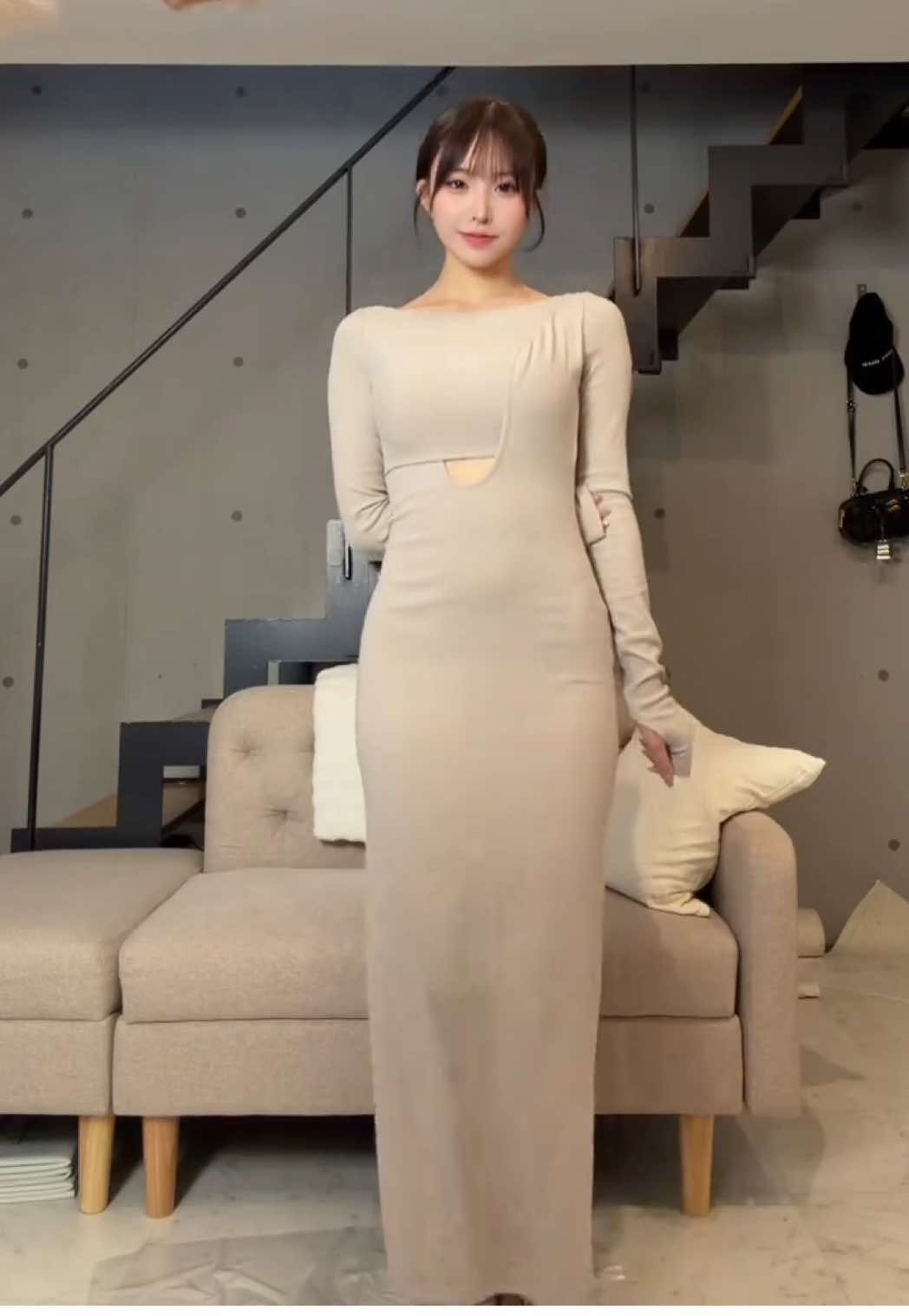 最近vallanのポップアップに行ってきたので、その時の購入品紹介です✨ 1コーデ目: Layered Nuance Cutout Dress 骨スト大優勝👏形、フィット感、素材全部が良すぎる！これ一枚着るとめっちゃ色気出る！！可愛すぎてアイボリーと赤2色買いした❤️ 2コーデ目: Balloon Heart Knit Tops ニットはピタッとしたの以外だと着膨れしてたんだけど、これは素材が分厚くないから着膨れしなかった！！！すごい😭🤍冬にこういう形のニット着れるの、骨ストの私的に革命🥹 3コーデ目: Sparkling Gradient Mohair Setup 冬はもこもこのモヘアとかシャギーのニットカーディガン着たかったんだけど、どうしても肩幅や体の厚み的に着膨れしちゃってた😞けどこのセットアップは体にフィットしてくれて着膨れしないし、首周りが空いてるからスッキリしてて着膨れせずに着れて最高😭🫶 初めて購入したんだけど、形や素材にこだわっててお気に入りのブランドになりました💓💓💓 #骨格ストレート #骨スト #骨ストコーデ #156cm #デートコーデ 